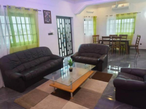 Appartement neuf logé au 2 ème étage à Fidjrosse 5 min de la plage